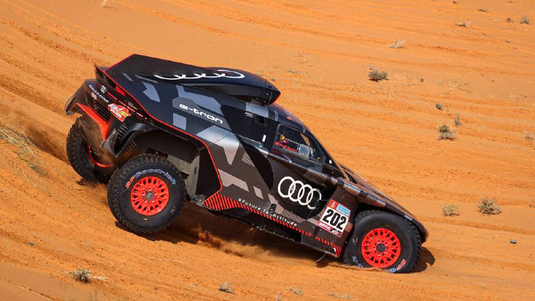 Χωρίς το άγχος της νίκης ο Sainz οδηγεί ελεύθερα για να βρει τα όρια του ηλεκτρικού Audi.