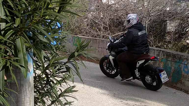 Ευέλικτο στις στροφές με πολύ διασκεδαστικό μηχανικό σύνολο.