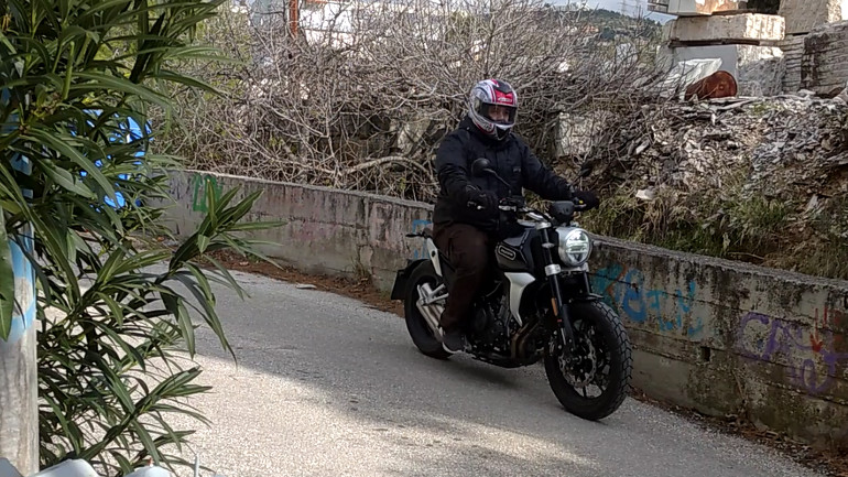 Εξαιρετικά ευχάριστο στο δρόμο σε μεταφέρει με ασφάλεια, στιλ και άνεση.