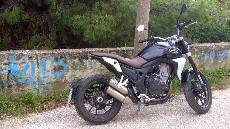 Χαμηλή σέλα, στενό ρεζερβουάρ και διπλές εξατμίσεις συνοδεύουν το όμορφο μονόμπρατσο ψαλίδι!