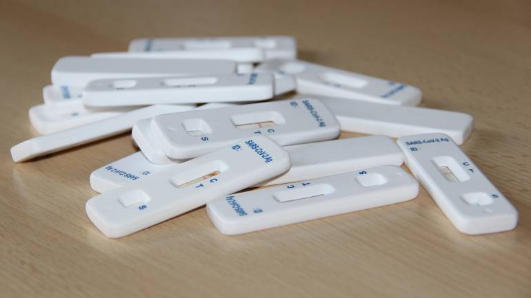 Ξεκίνησε η διάθεση self tests για μαθητές και εμβολιασμένους εκπαιδευτικούς από τα φαρμακεία