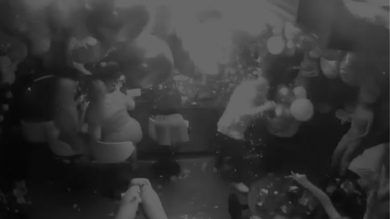 Γυναίκα βάζει φωτιά σε μπαρ την παραμονή της Πρωτοχρονιάς