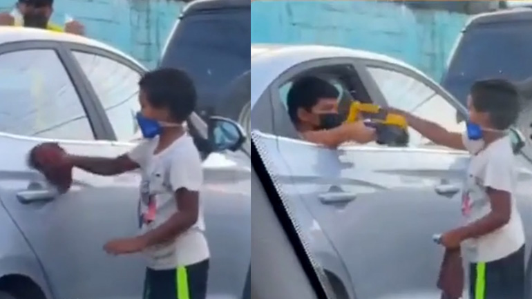 Μαθήματα συμπεριφοράς από δύο μικρά παιδιά