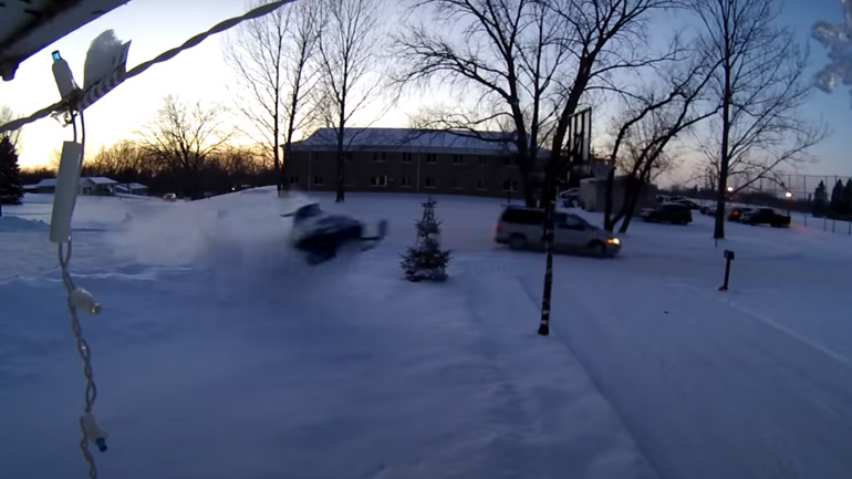 Snowmobile εναντίον γκαραζόπορτας