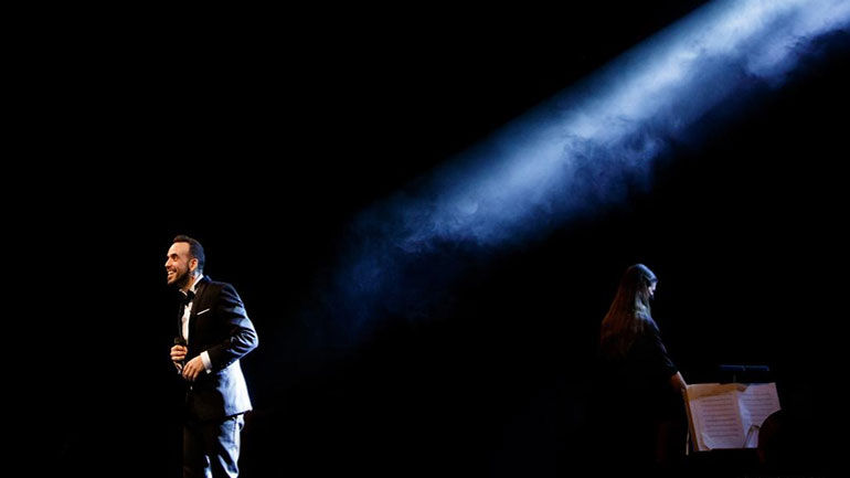 Ενθουσίασε ο Πάνος Μουζουράκης «Με επίσημο ένδυμα»