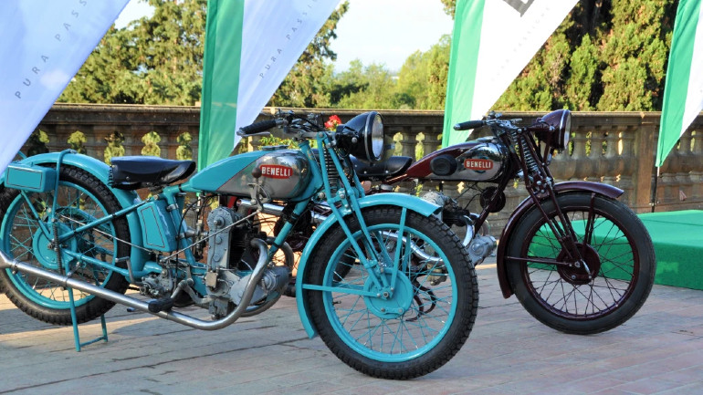 Πολλές ιστορικές μοτοσικλέτες, ακόμα και προπολεμικές!