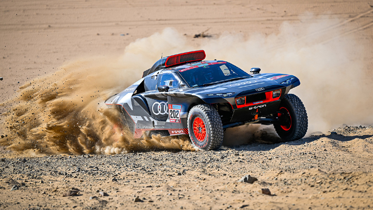 O Carlos Sainz γράφει ιστορία στο Ράλι Ντακάρ με το ηλεκτρικό Audi RS Q e-tron