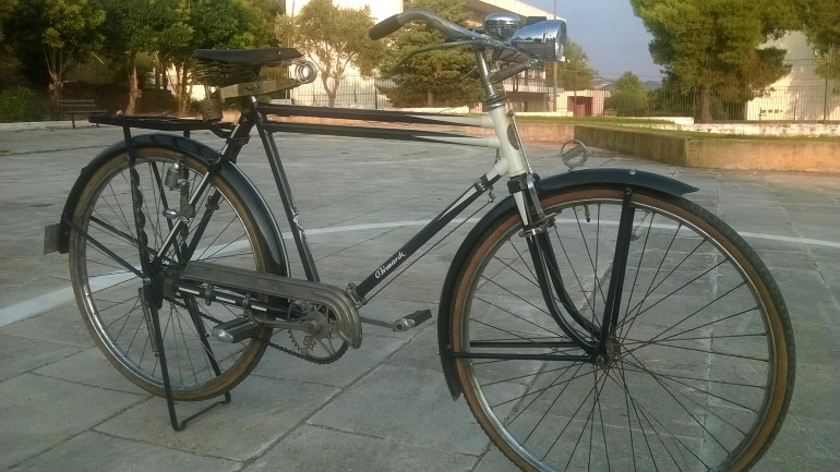 Ακόμα και ποδήλατο vintage έχουμε...
