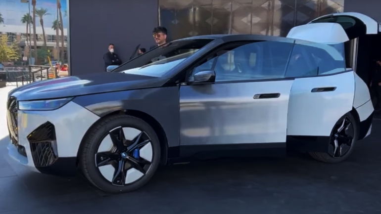 Η πρώτη BMW που αλλάζει χρώμα με το πάτημα ενός κουμπιού είναι γεγονός