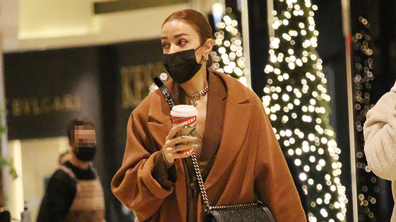 Η Ελένη Φουρέιρα έκανε μια εκπληκτική casual chic εμφάνιση με καφέ σύνολο