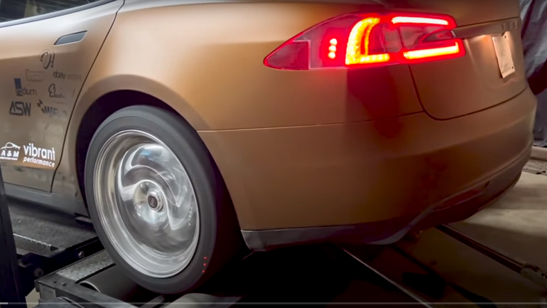 Έβαλαν κινητήρα V8 σε Tesla και το αποτέλεσμα εντυπωσιάζει