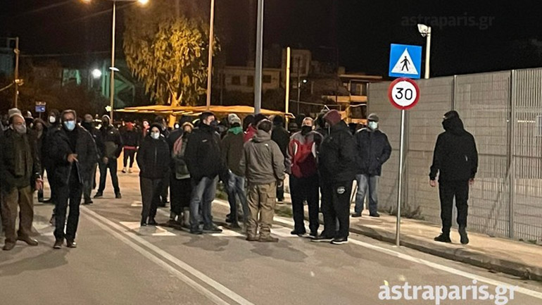 Χίος: Πλήθος κόσμου στο λιμάνι των Μεστών για να αποτρέψουν την εκφόρτωση των μηχανημάτων