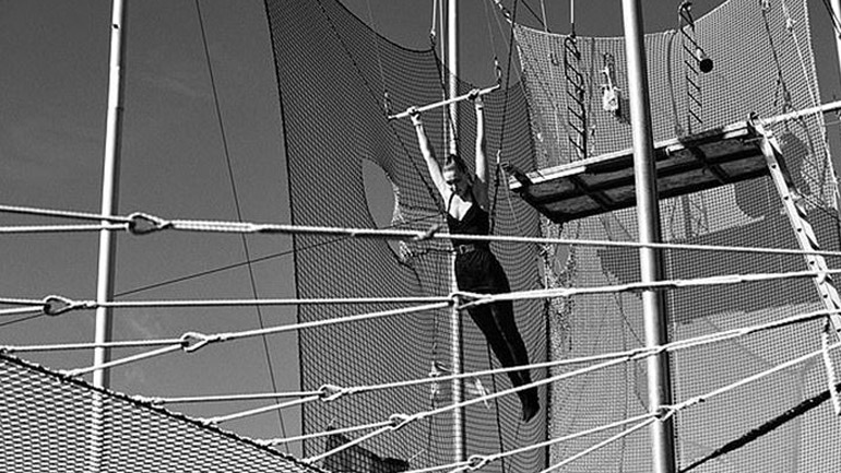 Η Gigi Hadid φωτογραφήθηκε ως ακροβάτρια τσίρκου για το V Magazine