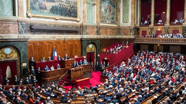 Γαλλία: Υιοθετήθηκε το σχέδιο νόμου για το εμβολιαστικό πάσο από την Εθνοσυνέλευση