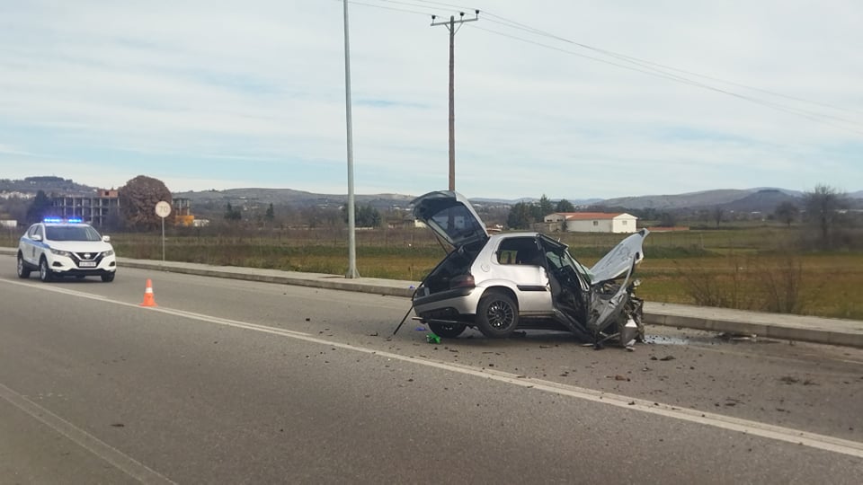 Σοβαρό τροχαίο έξω από τον Κρόκο Κοζάνης – Διασωληνώθηκε ο 18χρονος οδηγός