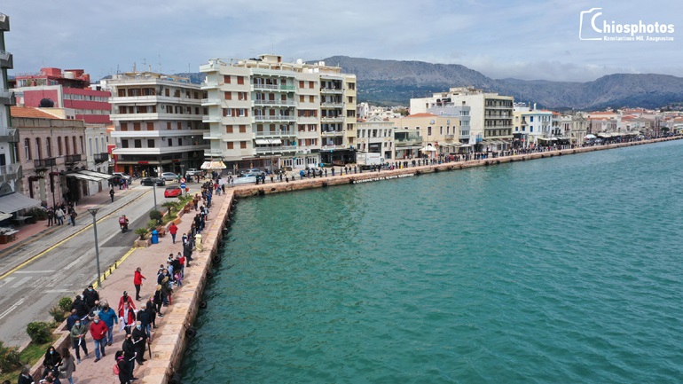 Κάτοικοι στη Χίο έδιωξαν πλοίο με μηχανήματα κατασκευής της δομής προσφύγων