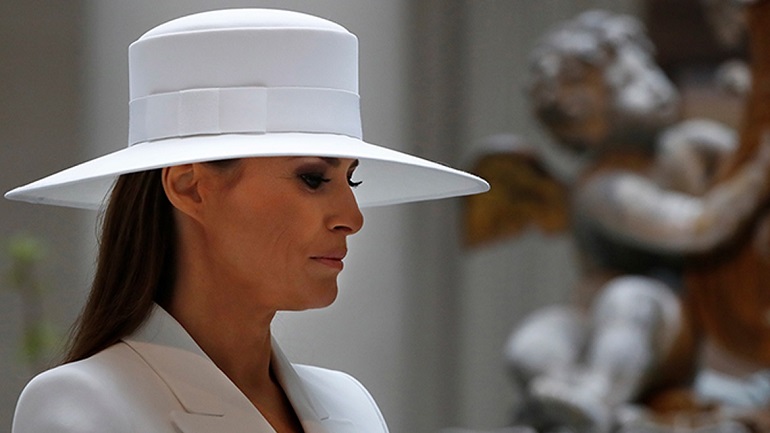 Η Μelania Trump βγάζει στο σφυρί το καπέλο της και η κίνηση σχολιάστηκε αρνητικά