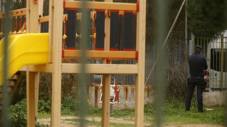 Χαλάνδρι: Εγκατέλειψαν βρέφος σε παιδική χαρά