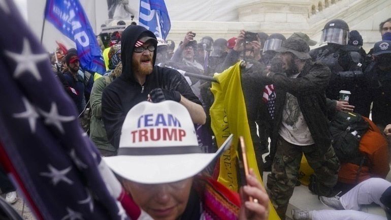 Ένας χρόνος από την επίθεση στο Καπιτώλιο: Ο Μπάιντεν καταγγέλλει την «ευθύνη» του Τραμπ