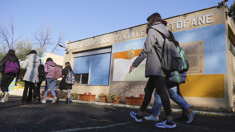 Με αυξημένα μέτρα πρόληψης ανοίγουν τα σχολεία στην Ιταλία