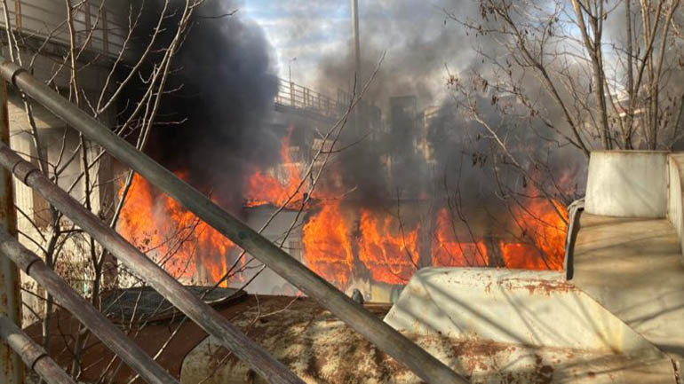 Λάρισα: Στις φλόγες εγκαταλελειμμένα βαγόνια στο παλιό μηχανοστάσιο