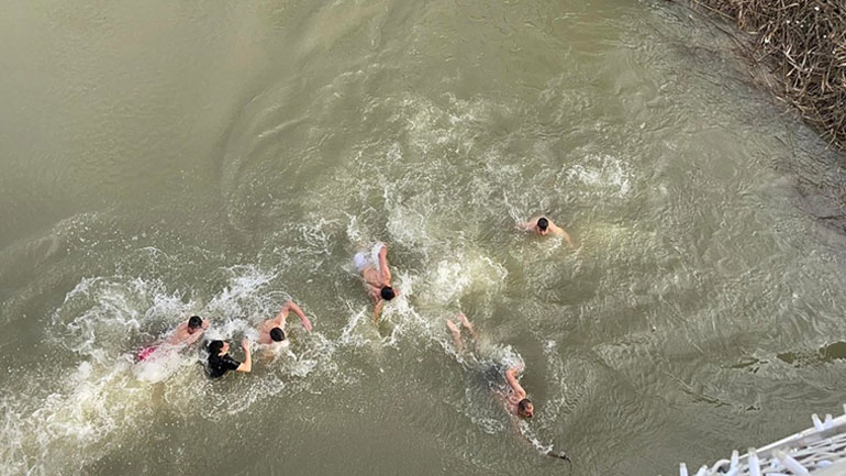 Λάρισα: Τελέστηκε ο αγιασμός των υδάτων στη γέφυρα του Πηνειού Ποταμού
