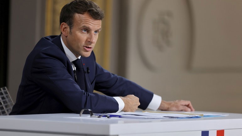 Μακρόν: Εμμένει στη σκληρή στάση του έναντι των μη εμβολιασμένων
