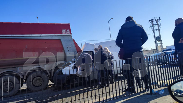 Τροχαίο στον Κηφισό – Βαν «καρφώθηκε» πίσω από φορτηγό