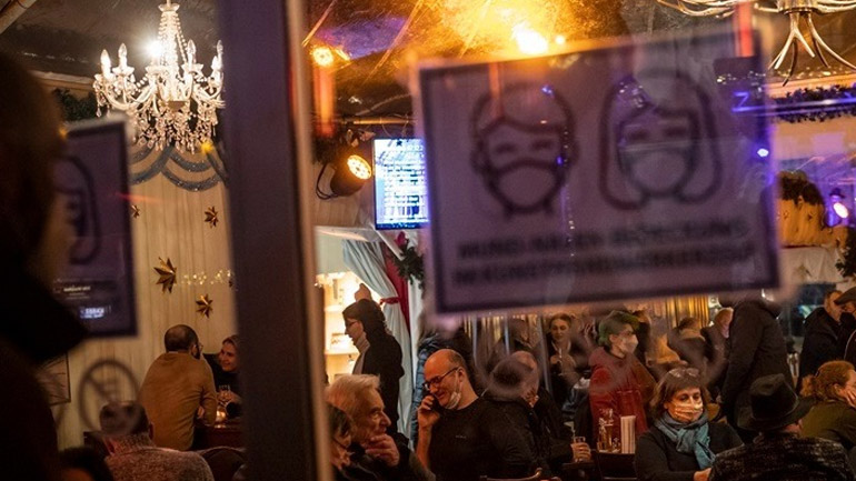 Γερμανία: Είσοδος στην εστίαση μόνο για όσους έχουν λάβει ενισχυτική δόση