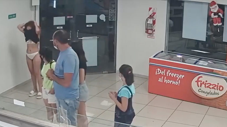 Γυναίκα βγάζει το φόρεμά της για να το φορέσει σαν μάσκα