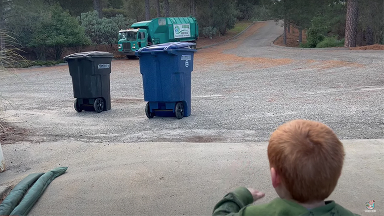 Οδηγός απορριμματοφόρου κάνει δώρο σε ένα παιδί