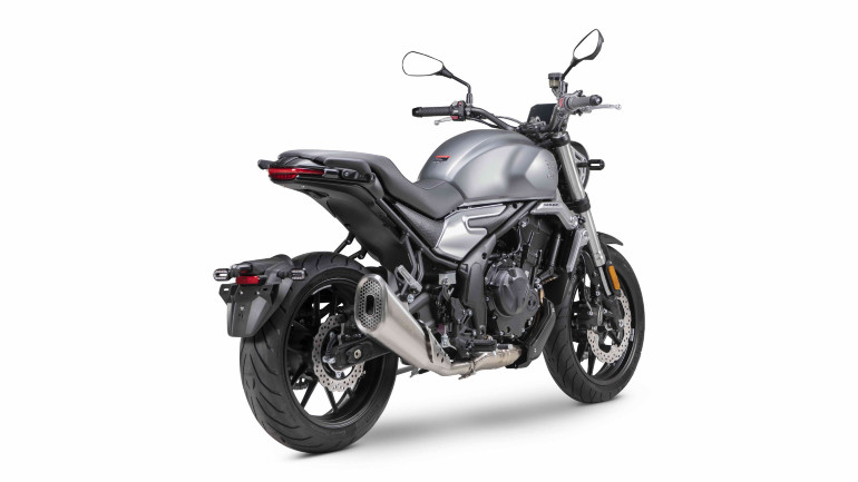 Το πίσω μέρος είναι πολύ ξεχωριστό με το λεπτό LED φωτιστικό σώμα και την κοφτή εξάτμιση να ξεχωρίζουν.