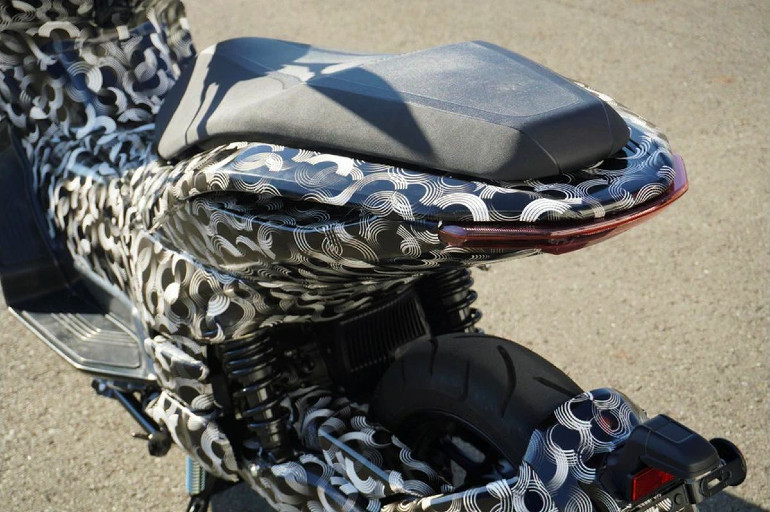 Δύο αμορτισέρ πίσω με τον ηλεκτροκινητήρα στο κέντρο του scooter.