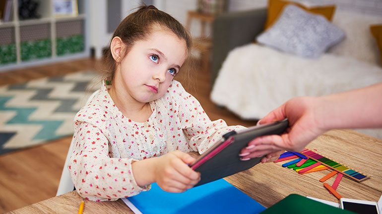 Σχεδόν 5 στους 10 γονείς χρησιμοποιούν εφαρμογές γονικού ελέγχου