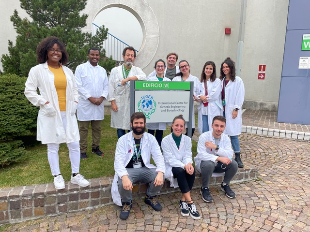 Η ομάδα του εργαστηρίου Μοριακής Ιολογίας στην Τεργιέστη της Ιταλίας