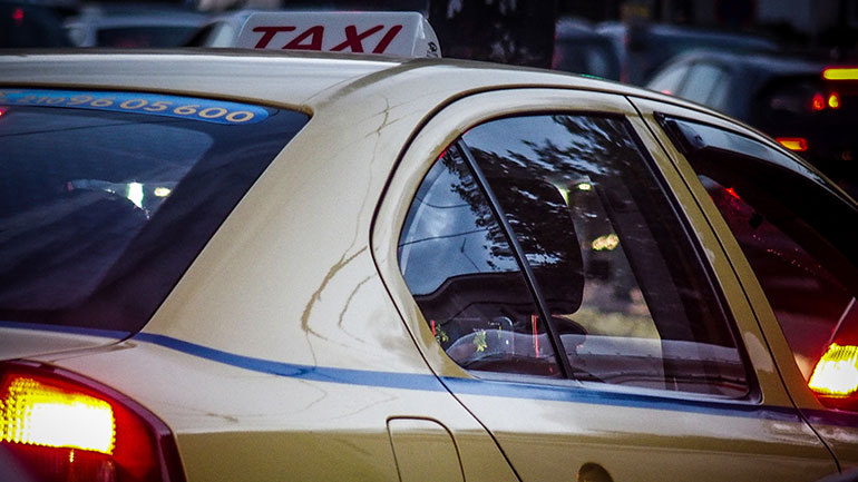 Έρχεται αύξηση του κομίστρου στα ταξί μετά την πανδημία