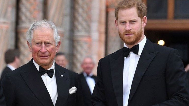 Ο πρίγκιπας Κάρολος μιλάει για τη σχέση του με τον πρίγκιπα Harry: «Ως πατέρας είμαι περήφανος»