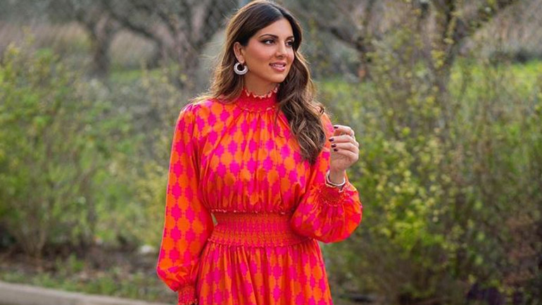 Faux bob: Η Σταματίνα Τσιμτσιλή μας δείχνει πως να κάνουμε τα μαλλιά μας καρέ χωρίς να τα κόψουμε