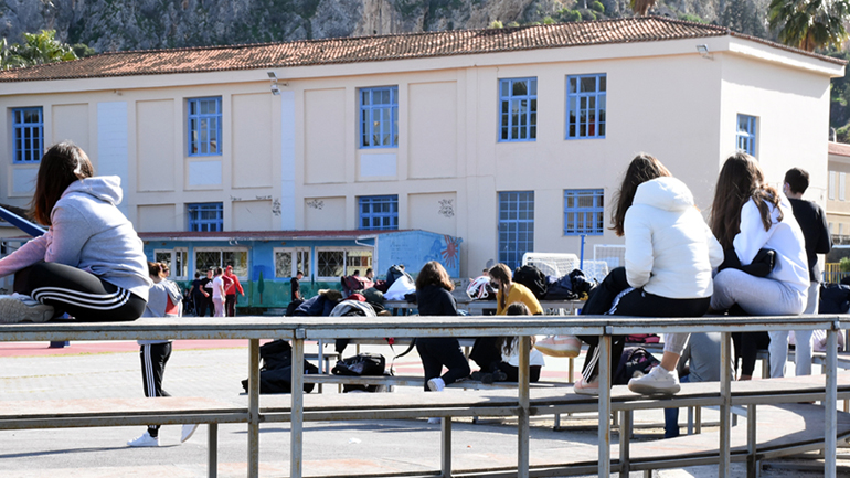 Με νέα μέτρα ανοίγουν τα σχολεία