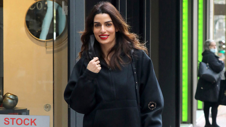 Η Τόνια Σωτηροπουλου μας δείχνει πώς να φορέσουμε το κόκκινο κραγιόν το πρωί