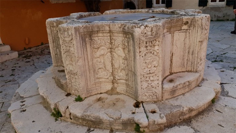Το βενετσιάνικο πηγάδι στην πλατεία Κρεμαστής, «πηγή» ιστορίας της Κέρκυρας
