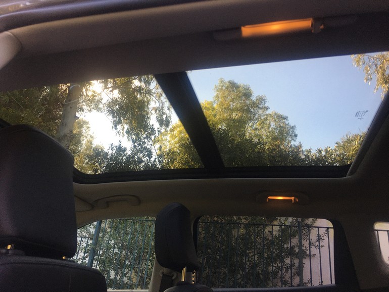 Χαρακτηριστική είναι η πανοραμική οροφή για τις ηλιόλουστες ημέρες