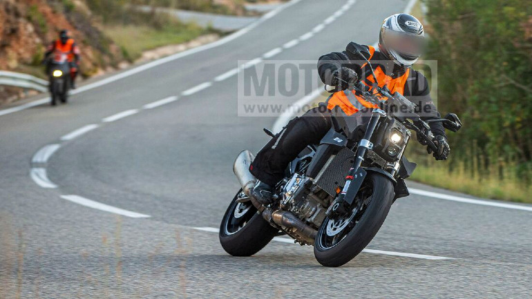 Το εμπρός μέρος δε θυμίζει σε τίποτα το Duke 890 που κυκλοφορεί σήμερα.