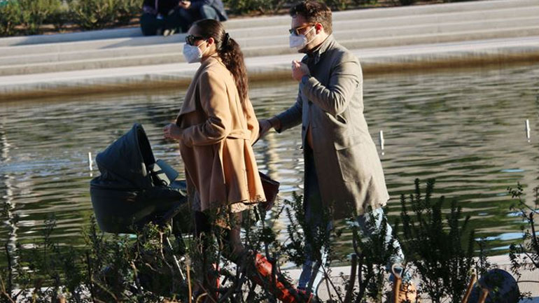 Ευαγγελία Συριοπούλου: Σπάνια δημόσια εμφάνιση με τον σύντροφό της και το νεογέννητο μωρό τους