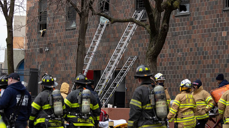 Τουλάχιστον 19 νεκροί σε πυρκαγιά που ξέσπασε σε πολυώροφο κτήριο στο Μπρονξ της Νέας Υόρκης Τουλάχιστον 19 νεκροί σε πυρκαγιά που ξέσπασε σε πολυώροφο κτήριο στο Μπρονξ της Νέας Υόρκης
