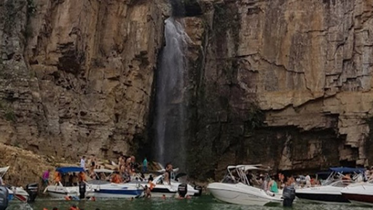 Βραζιλία: Επτά νεκροί και τρεις αγνοούμενοι από πτώση βράχου σε τουριστικά σκάφη