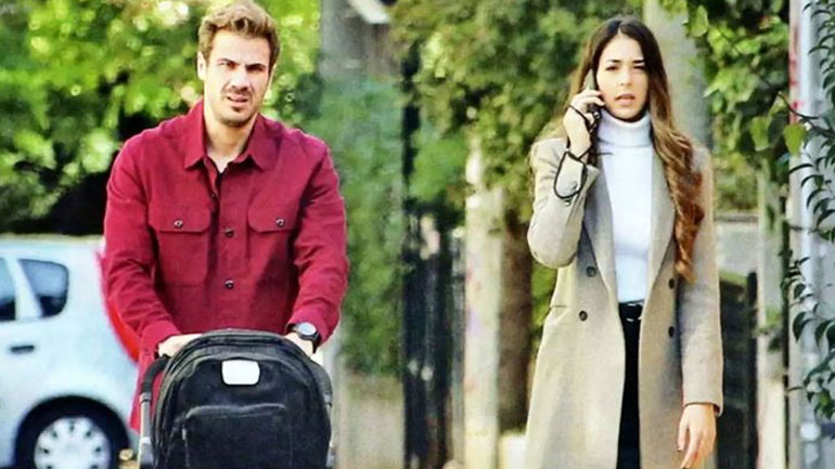 Άκης Πετρετζίκης – Κωνσταντίνα Παπαμιχαήλ: Η πρώτη βόλτα με τον νεογέννητο γιο τους για το 2022