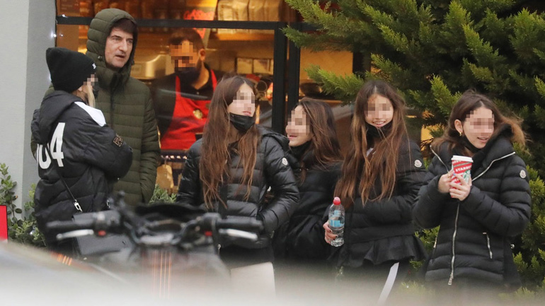 Ίλια Ίβιτς: Σπάνια δημόσια εμφάνιση με τις κόρες του στη Γλυφάδα