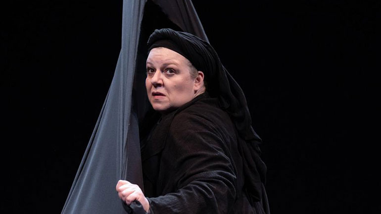 Τελευταίες παραστάσεις για το έργο «Η Κυρά της Ρω» με τη Φωτεινή Μπαξεβάνη στο θέατρο Arroyo