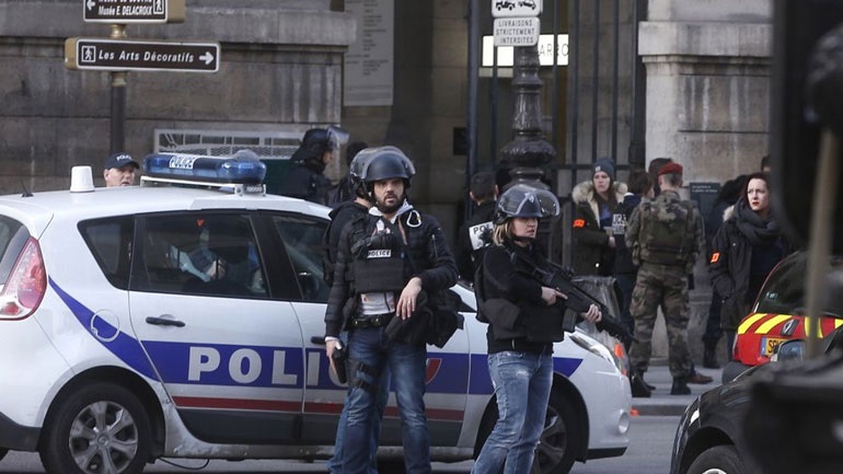 Περισσότερους αστυνομικούς στους δρόμους της Γαλλίας υπόσχεται ο Μακρόν